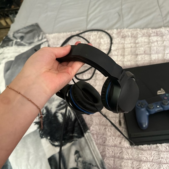 PS4 Gaming Console - Picture 7 of 15